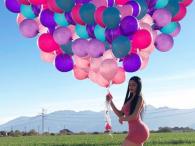 Jailyne Ojeda Ochoa z dużymi balonami